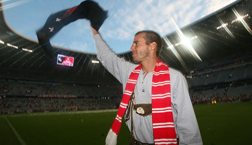 15. August 2007: Mehmet Scholl sagt in der Allianz Arena 'Servus' nach fast 400 Spielen allein in der Bundesliga für die Bayern