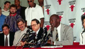 1993 werden die Bulls zum dritten Mal in Folge Meister. Nach der Ermordung seines Vaters erklärt Jordan seinen Rücktritt vom Basketball.