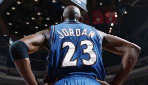 Die legendäre Nummer 23 erklärt mit 40 Jahren seinen endgültigen Rücktritt vom Profisport. Am 16. April 2003 bestreitet er in Philadelphia sein letztes NBA-Spiel.