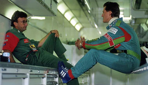 1991: Na, erkannt? Genau, das ist Teamchef Eddie Jordan (l.) im Gespräch mit dem Neuen im Team. Michael Schumacher feiert sein Formel-1-Debüt