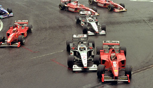 1998: Das chaotischste Rennen in Spa. Am Start geht es drunter und drüber. Schumacher und Mika Häkkinen geraten aneinander. Es gibt sogar einen Startabbruch