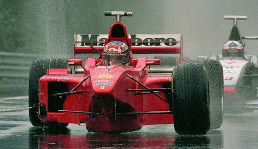 1998: Nach dem Restart dominiert Schumacher nach Belieben, hat einen gigantischen Vorsprung. Doch dann rauscht er beim Überrunden David Coulthard ins Heck