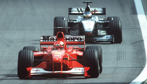 2000: Leider nicht im Foto festgehalten: Das vielleicht beste Überholmanöver der jüngeren F-1-Geschichte. Häkkinen geht an Ricardo Zonta und Schumacher auf einmal vorbei