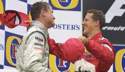 2001: Versöhnung der einstigen Intimfeinde Schumacher und Coulthard. 1998 wollte Schumi den Schotten nach deren Crash noch verprügeln, jetzt ist Freude angesagt