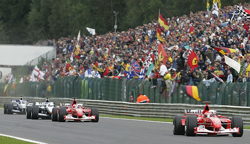 2002: Easy going im überlegenen Ferrari. Rubens Barrichello hält Schumacher den Rücken frei. Beide roten Renner rasen einsam vorneweg