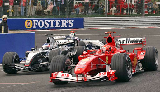 2004: Zuerst die schlechte Nachricht: Schumacher verliert im Rennen das heiße Duell gegen Kimi Räikkönen im McLaren