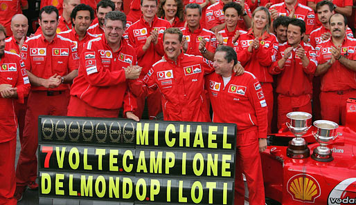 2004: Aber durch seinen zweiten Platz hinter Räikkönen besiegelt Schumacher seinen siebten und letzten WM-Titel
