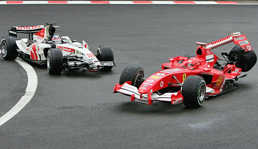 2005: Crash im letzten Rennen seiner Ferrari-Karriere in Spa. Takuma Sato schießt Schumacher in La Source ab und beendet das Rennen damit jäh
