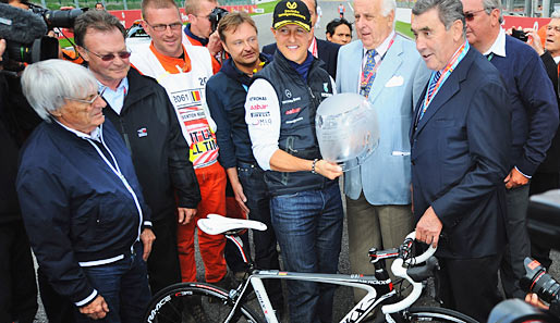 2011: Schumacher bekommt zum 20-jährigen F-1-Jubiläum von Eddy Merckx ein Rennrad geschenkt. Im Rennen beschenkt er sich mit einer tollen Aufholjagd selbst