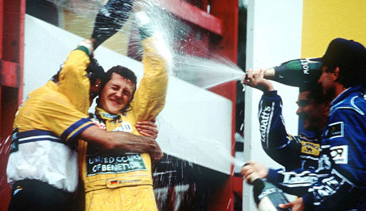 1992: Genau ein Jahr nach seinem Formel-1-Debüt feiert Schumacher seinen ersten GP-Sieg. Im Benetton schlägt er Nigel Mansell und Riccardo Patrese