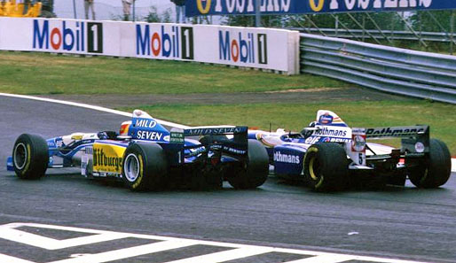 1995: Das vielleicht beste Rennen in Schumachers Karriere. Auf nasser Strecke hält er mit Slicks den auf Intermediates fahrenden Damon Hill hinter sich