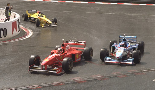 1997: Eine weitere Glanzleistung von Schumacher im Regen. Bei schwierigen Verhältnissen fährt Schumi Kreise um die Gegner
