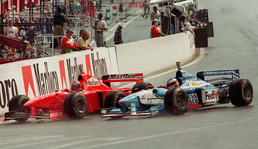 1997: Hier quetscht sich Schumacher mutig an Jean Alesi im Benetton vorbei. Am Ende hat er mehr als 26 Sekunden Vorsprung auf den Rest des Feldes