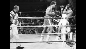 ...und holt sich 1974 beim "Rumble in the Jungle" in Kinshasa den Titel vom damaligen Weltmeister George Foreman zurück