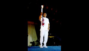 1980 beendet Ali als einer der besten Sportler aller Zeiten seine Karriere. Hier darf er 1996 das olympische Feuer in Atlanta entzünden
