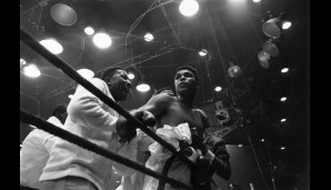 Der erste Kampf gegen Sonny Liston 1964. In der 6. Runde muss Liston verletzungsbedingt aufgeben