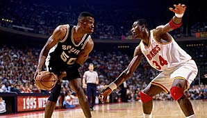 Links: David Robinson (1992, C, San Antonio Spurs) Rechts: Hakeem Olajuwon (1993 & 1994, C, Houston Rockets)