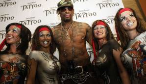 Sein Körper war zu diesem Zeitpunkt bereits ist ein einziges Kunstwerk - kein Wunder also, dass Rodman auch auf Tattoo-Partys ein gern gesehener Gast war.