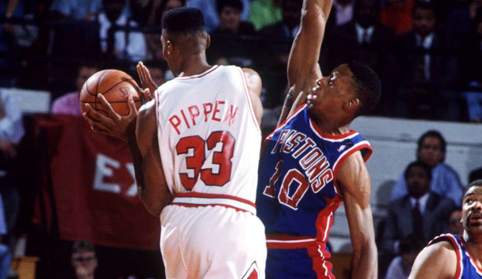 Im Trikot der Pistons holte sich Rodman gleich zweimal den Award als Defensive Player of the Year (1990 und 1991) und brachte unter anderem die Bulls um Michael Jordan und Scottie Pippen regelmäßig zur Verzweiflung.