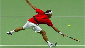 Australian Open 2004: Bei seinem zweiten Grand-Slam-Erfolg besiegt Federer im Finale Marat Safin, der zuvor überraschend Roddick & Agassi bezwungen hatte