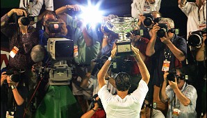 Australian Open 2004: In Melbourne gewinnt Federer als erster Spieler seit Pete Sampras (1993 - 1994) den dritten Grand-Slam-Titel hintereinander