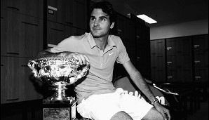 Mein Freund, der Pokal! Federer holte bei den Australian Open 2010 seinen 16. Grand-Slam-Titel