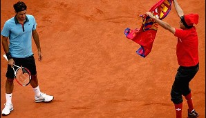 French Open 2009: Als Rafael Nadal im Achtelfinale ausschied, winkte Federer sein erster Sieg in Paris. Seinen Traum ließ er sich auch von einem verrückten Fan nicht zerstören
