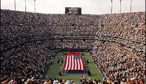 US Open 2007: Es war wieder angerichtet für den Meister. Für das Finale gegen Novak Djokovic trugen die Organisatoren - wie in den USA üblich - richtig dick auf
