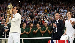 Über zwei Jahre musste Federer warten, aber dann kam die siebte Wimbledon-Trophäe dazu. Großbritannien und Andy Murray (r.) mussten weiter warten