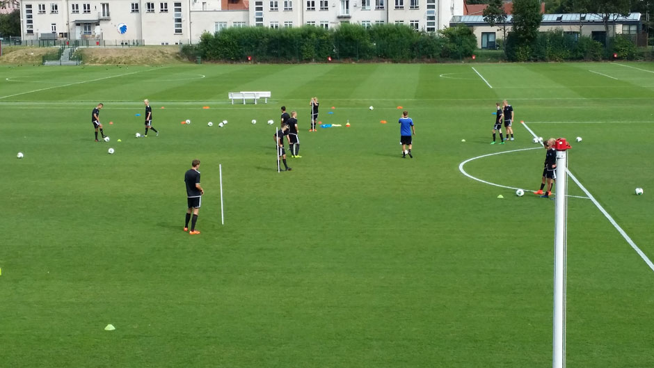 Der Trainer der U 17 des FC Kopenhagen gibt seiner Mannschaft klare Anweisungen auf dem Trainingsplatz