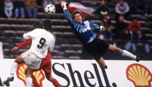 Ein Überraschungsgast in der Liste: Toni Schumacher. Er beendete seine Karriere 1992 beim FC Bayern. Im Anschluss wurde er Torwarttrainer in Dortmund. Dort wurde er in der Saison 1995/96 am letzten Spieltag kurz vor Schluss eingewechselt