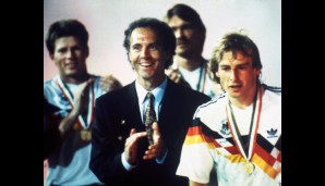 Ein Elfmetertor von Andi Brehme im Finale am 8. Juli 1990 macht Deutschland zum dritten Mal Weltmeister und Teamchef Franz Beckenbauer ist endgültig der Allergrößte. Das Turnier in Italien ist auch die finale Krönung des Kaisers.