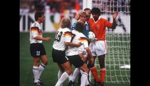 Das Achtelfinale Deutschland vs. Europameister Niederlande war der Knüller schlechthin. Unvergessen und bis heute unverständlich, warum Völler Rot sah, nachdem er sich von Rijkaard anspucken lassen musste.
