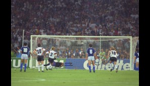 Das Finale vor gut 73.000 im Römer Olympiastadion ist kein Augenschmaus. Buchwald legt Maradona an die Kette und Argentinien beschränkt sich auf Verteidigen und ordentlich Hinlangen.