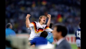 Dann ist Schluss: Klinsmann, wie Matthäus und Brehme damals bei Inter Mailand, flippt aus. Deutschland ist zum 3. Mal nach 1954 und 1974 Weltmeister.