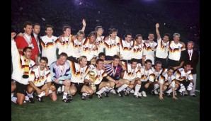 Und da ist die Bande. Mit dabei die Beckenbauer-Assis Holger Osieck und Berti Vogts, Torwarttrainer Sepp Maier und natürlich der WM-Pokal.