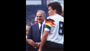 Was Angela Merkel kann, konnte Helmut Kohl auch schon. Der damalige Bundeskanzler ließ es sich nicht nehmen, in Rom persönlich mitzufeiern.