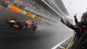 Das Saisonfinale kann dabei nicht dramatischer sein. Nachdem er in der ersten Runde umgedreht wird, liefert Vettel mit kaputtem Auto eine irre Aufholjagd ab und kürt sich anschließend hinter dem Safety Car zum dritten Mal zum Weltmeister.