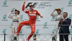 Bei seinem Debüt in Rot wird Vettel Dritter. In Malaysia feiert er dann seinen ersten Sieg für Ferrari, zum Frust der beiden Mercedes-Piloten.