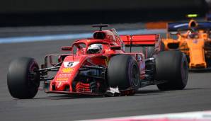 In Frankreich gibt's den nächsten Fauxpas. Von den beiden Mercedes in die Enge getrieben, verpasst Vettel nach dem Start den Bremspunkt und fährt Valtteri Bottas ins Auto. Der Frontflügel geht kaputt, Vettel muss an die Box.