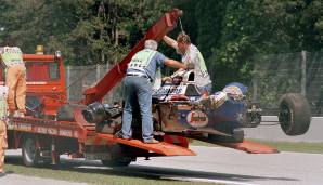 Währenddessen wurde Sennas Auto abtransportiert. Bis heute gibt es mehrere Theorien bezüglich der Unfallursache. Konstrukteur Adrian Newey gestand 2014 ein, dass auch ein Konstrukteursfehler den Unfall verursacht haben könnte.