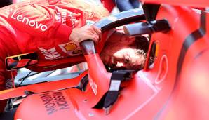 Sebastian Vettel inspiziert seinen Ferrari.
