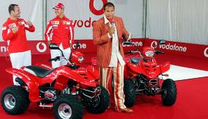 Auch bei der Präsentation dieser Ferrari-Quads zieht Ebel die Aufmerksamkeit mit seiner Kombination aus roter Jacke und rot-weiß gestreifter Hose in jedem Fall auf sich.