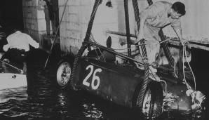 Im Jahr 1955 lag der Italiener Alberto Ascari in Monaco in Führung, als er bei der Tunnelausfahrt die Kontrolle über seinen Lancia verlor und ins Hafenbecken stürzte. Ascari konnte sich selbst aus dem Wrack befbefreien und wurde kurz darauf geborgen.