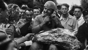 Das Leben des abergläubischen Italieners sollte aber nur vier Tage länger dauern. Bei einem spontanen Testeinsatz in Monza, den er ohne seinen in Monaco beschädigten Glückshelm bestritt, verunglückte Ascari schwer und starb noch am Unfallort.