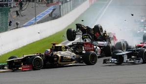 ... es folgte eine Kettenreaktion, an deren Ende Grosjean nur noch als Passagier über den Ferrari von Fernando Alonso flog. Dabei verfehlte Grosjeans Lotus Alonsos Helm nur um Haaresbreite.