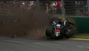 Ein missglücktes Überholmanöver sorgte beim Saisonauftakt 2016 für einen Schock. Beim Großen Preis von Australien in Melbourne kollidiert Fernando Alonso bei voller Geschwindigkeit mit dem Haas des Mexikaners Esteban Gutierrez.