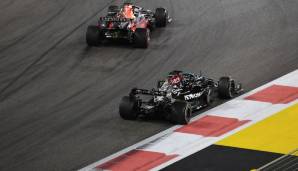 Max Verstappen geht in der letzten Runde des Abu-Dhabi-GPs an Lewis Hamilton vorbei.