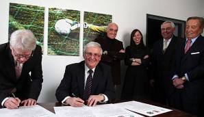 Bereits zu Beginn des Jahres 2010 legte Teresa Enke gemeinsam mit den Spitzen des DFB, der DFL und von Roberts letztem Verein, Hannover 96 den Grundstein für die heutige Arbeit der Robert-Enke-Stiftung