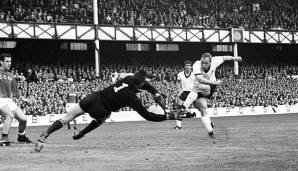 Lew Jaschin versucht beim Semifinale der WM 1966 einen Schuss von Uwe Seeler zu parieren.